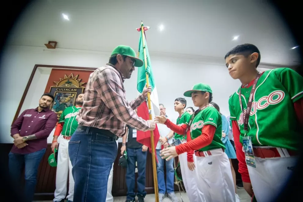 Juan de Dios Gámez Mendívil abandera a Selección Mexicana de Béisbol del Campeonato Panamericano Culiacán 2022.