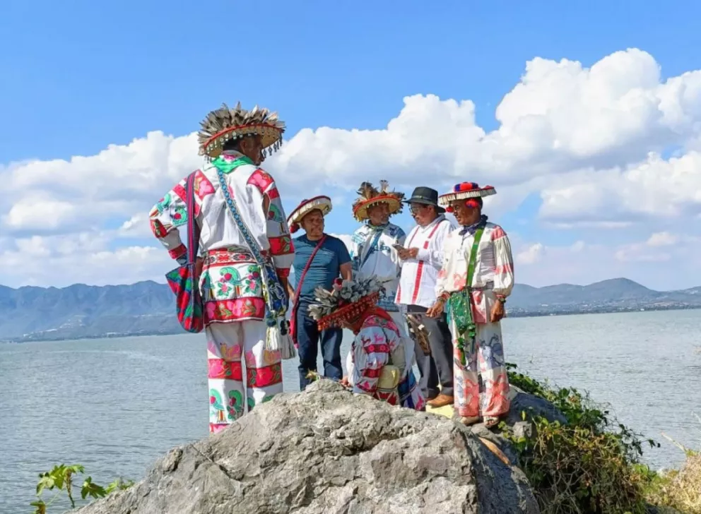 Autoridades tradicionales, guías espirituales y representantes del Gobierno de México, visitaron el lugar sagrado de Xapawiyemeta en Chapala, Jalisco.