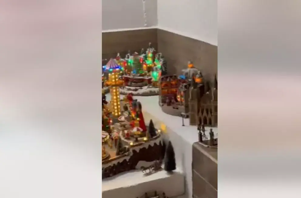 Jesús Estrada Ferreiro presume su enorme nacimiento navideño.