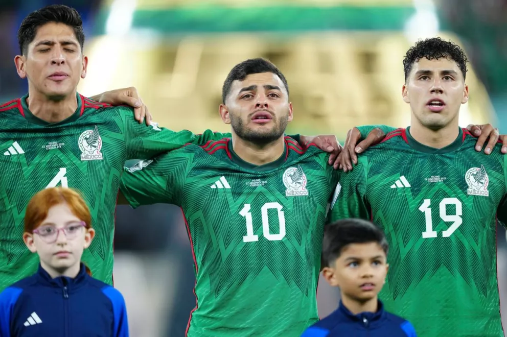 Así se escuchó el himno nacional mexicano en el primer juego de Qatar 2022, el futbolista  Alexis Vega no pudo con la emoción soltó algunas lágrimas al escuchar nuestro himno nacional.