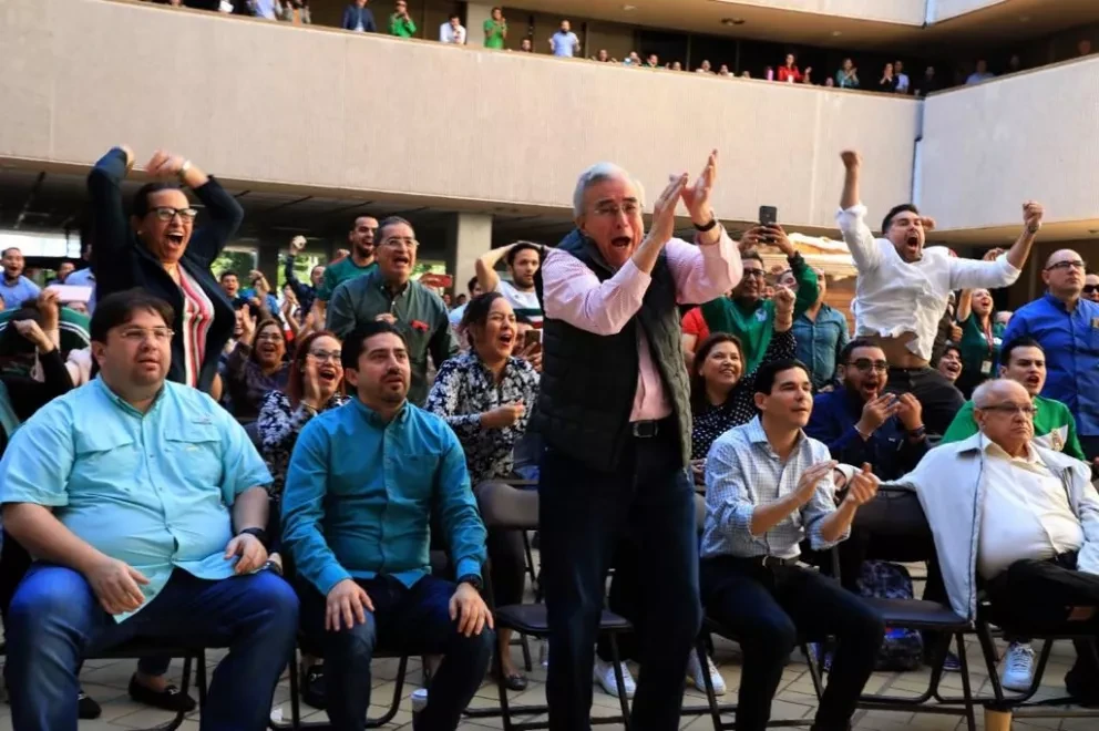 Rocha futbolero; así se vivió el partido de futbol de México vx Polonia en Palacio de Gobierno