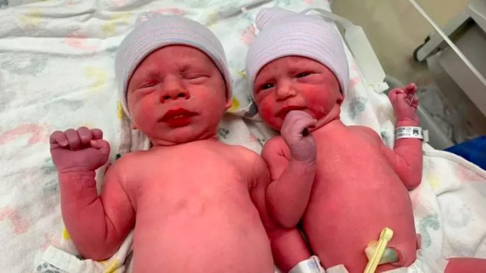 Nacen Lydia y Timothy, los gemelos de embriones que duraron 30 años congelados.  (Foto: Gentileza familia Ridgeway)