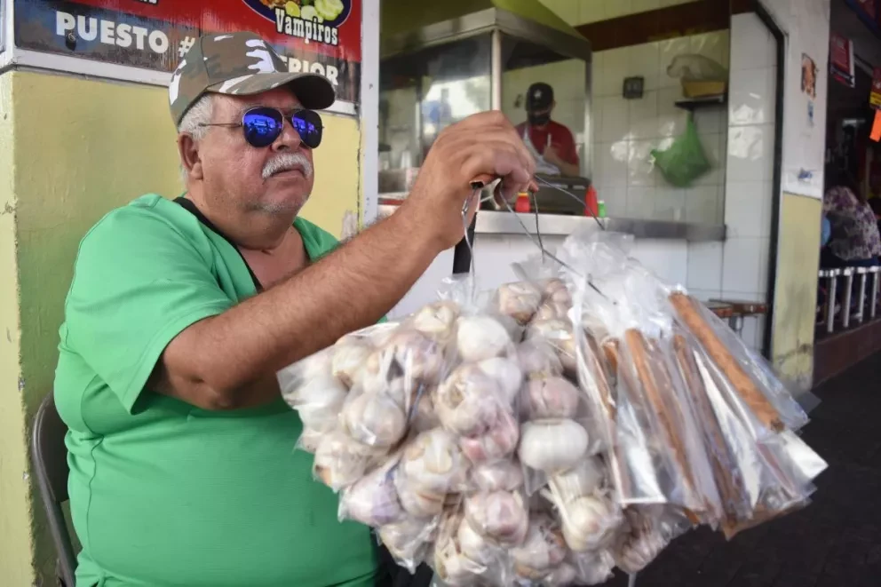 La ceguera de Santos es su renacer con ajos y canela. Un personaje icónico del centro de Culiacán