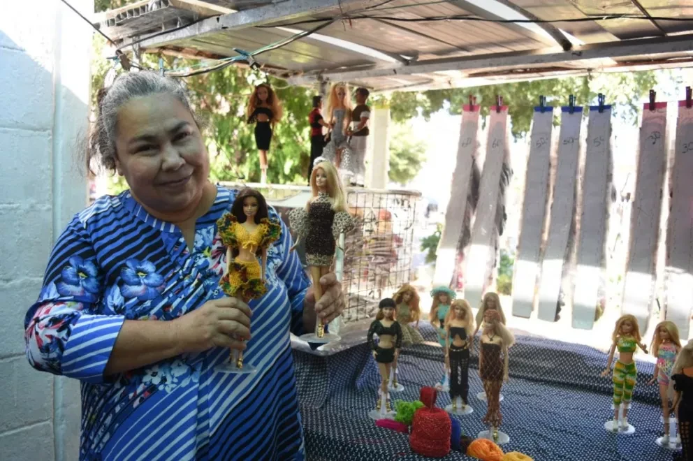 Alma confecciona y crea cada una de las prendas con mucho amor y cariño. Un regalo que les fascina a las niñas. Fotos: Lino Ceballos
