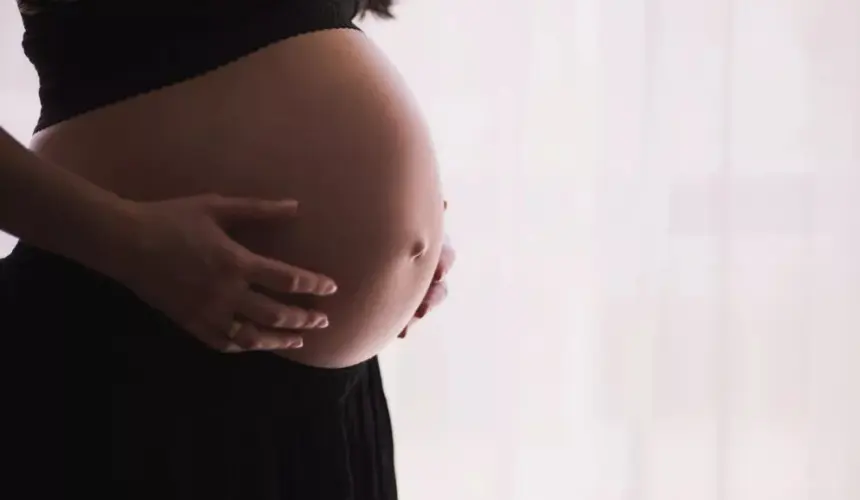 Secretaría de las Mujeres en Sinaloa trabaja fuerte para que disminuyan embarazos en adolescentes . Foto: freestocks.