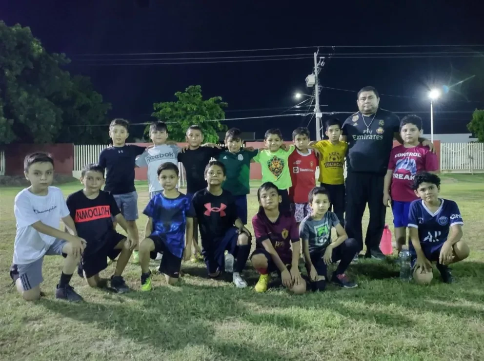 “El Pollo” Ordoñez, junto al equipo de niños que les apasiona jugar futbol. Fotos: Juan Madrigal
