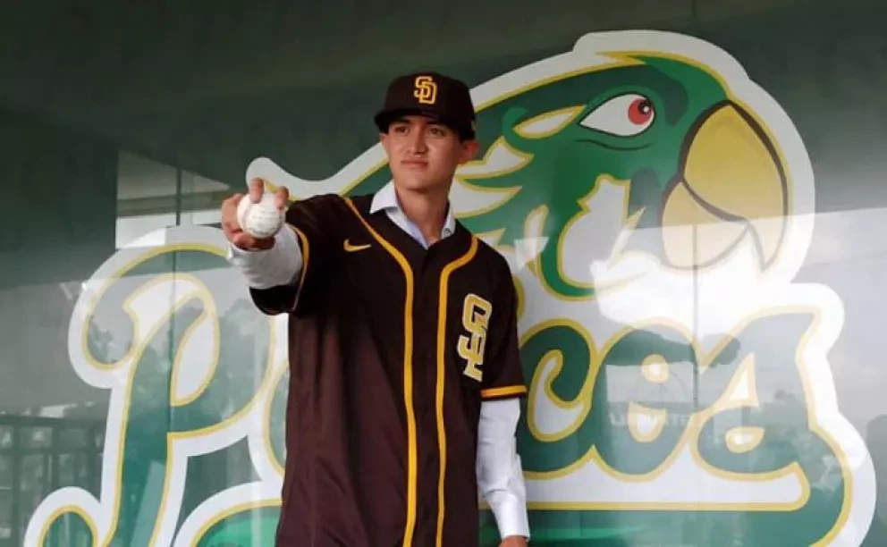 Manuel Castro, beisbolista sinaloense firma con Padres de San Diego