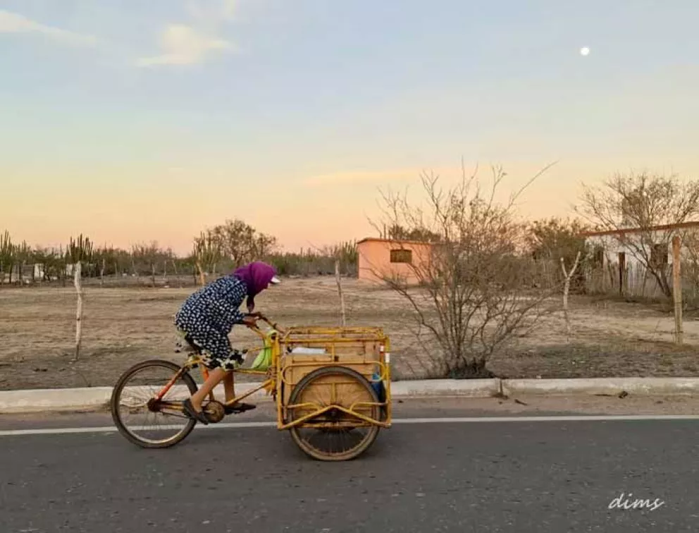 Abuelita prepara y vende sus coyotas en su triciclo