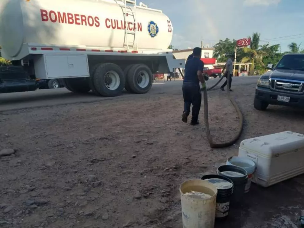Bomberos de Culiacán y Banco de Alimentos ayudan a vecinos de Villa Juárez