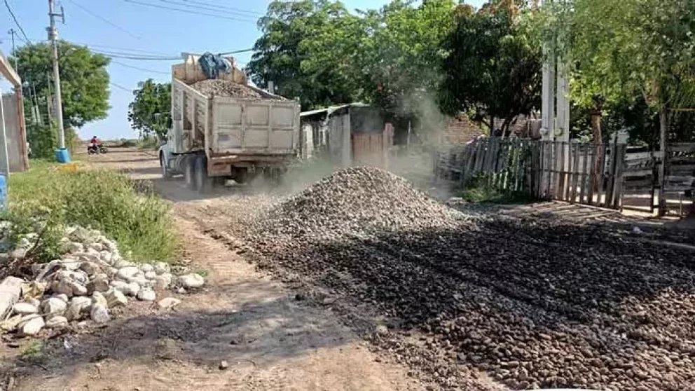Realizan empedrado en la colonia Villa del Real en Villa Juárez