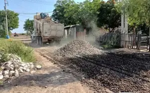 Realizan empedrado en la colonia Villa del Real en Villa Juárez
