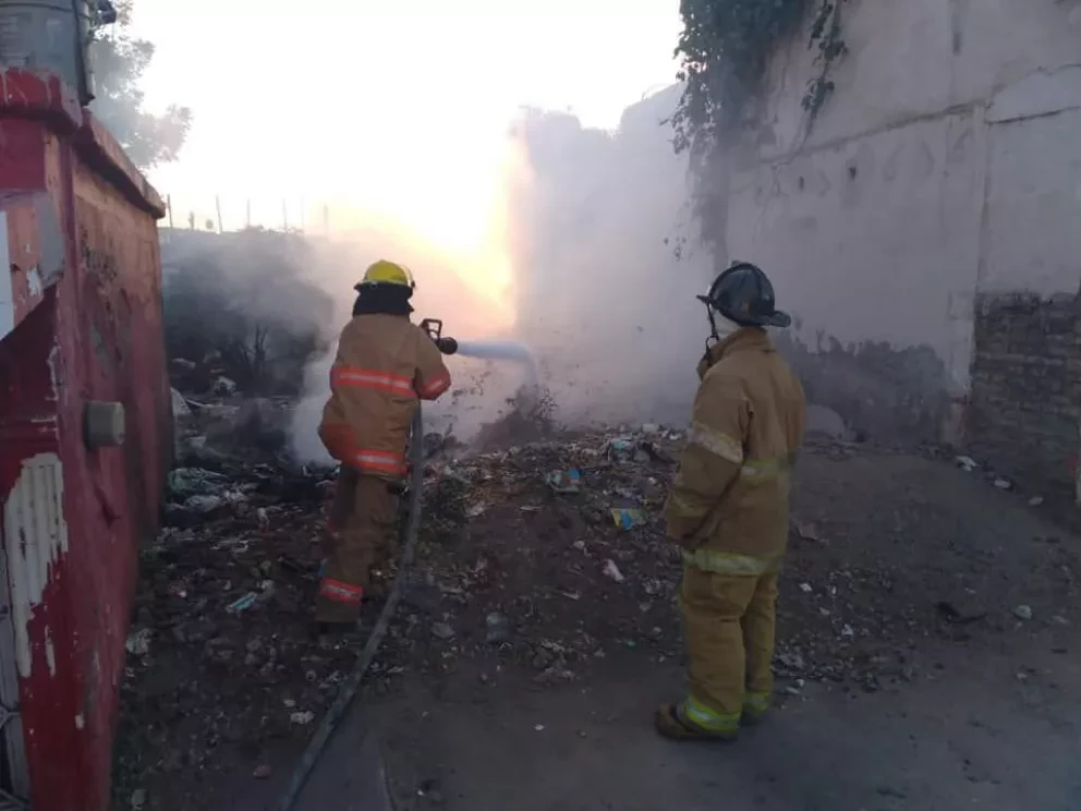 Bomberos trabajan para ayudar a la comunidad