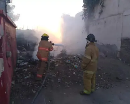 Bomberos trabajan para ayudar a la comunidad