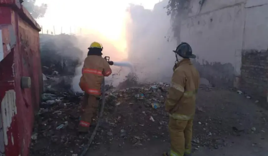 Bomberos trabajan para ayudar a la comunidad