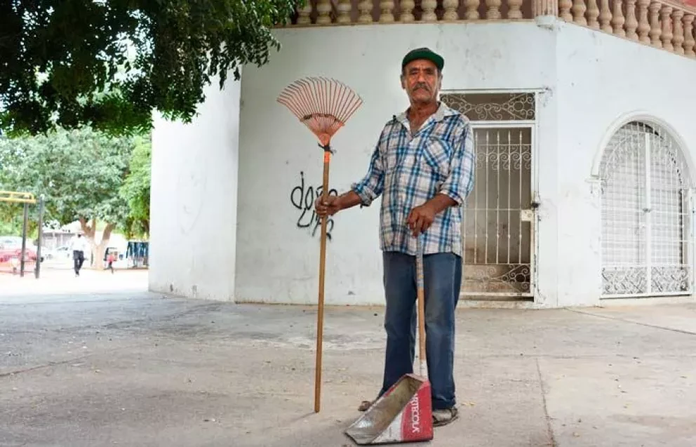 Don Aureliano tiene 22 años en el aseo público de Villa Juárez