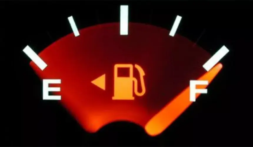 ¿Es mejor cargar gasolina por litro o pesos?