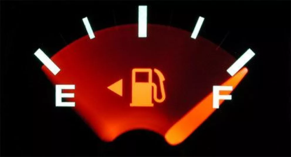 ¿Es mejor cargar gasolina por litro o pesos?