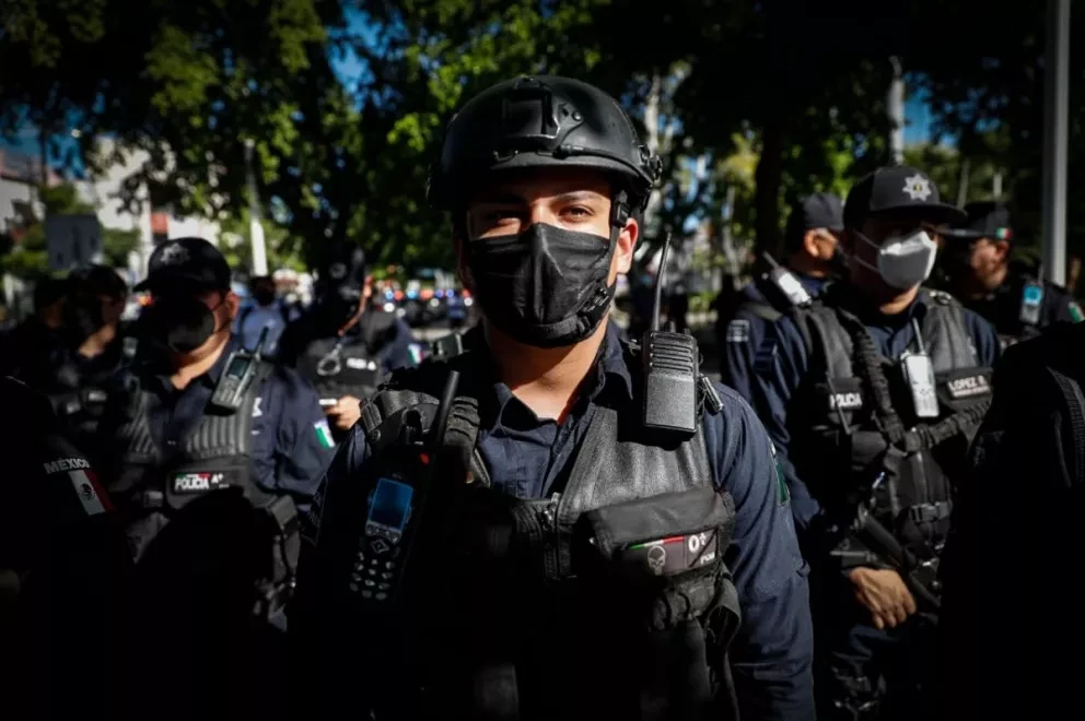 ¿Qué Tanto Trabaja, Cuánto Gana y Qué Tanta Confianza le tenemos al Policía?