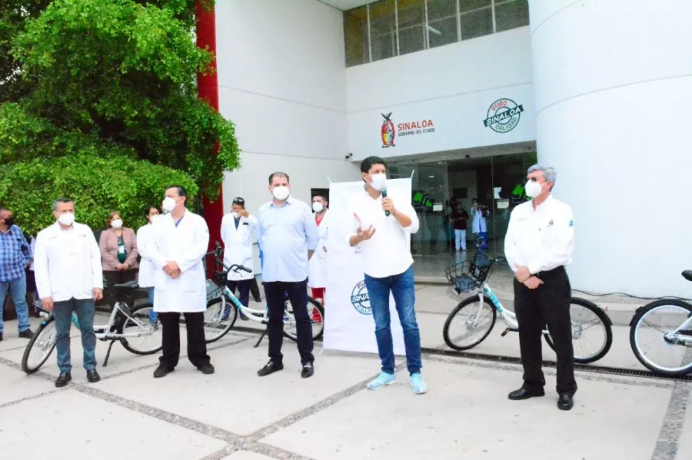 Dan membresías Muévete Chilo a trabajadores de salud en Los Mochis