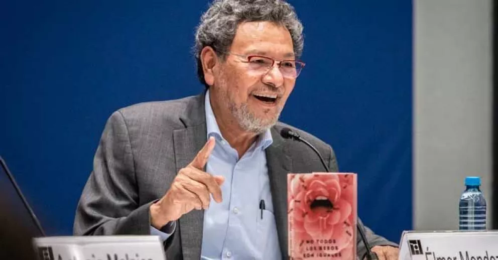 Élmer Mendonza recibe Premio de Letras Sinaloa