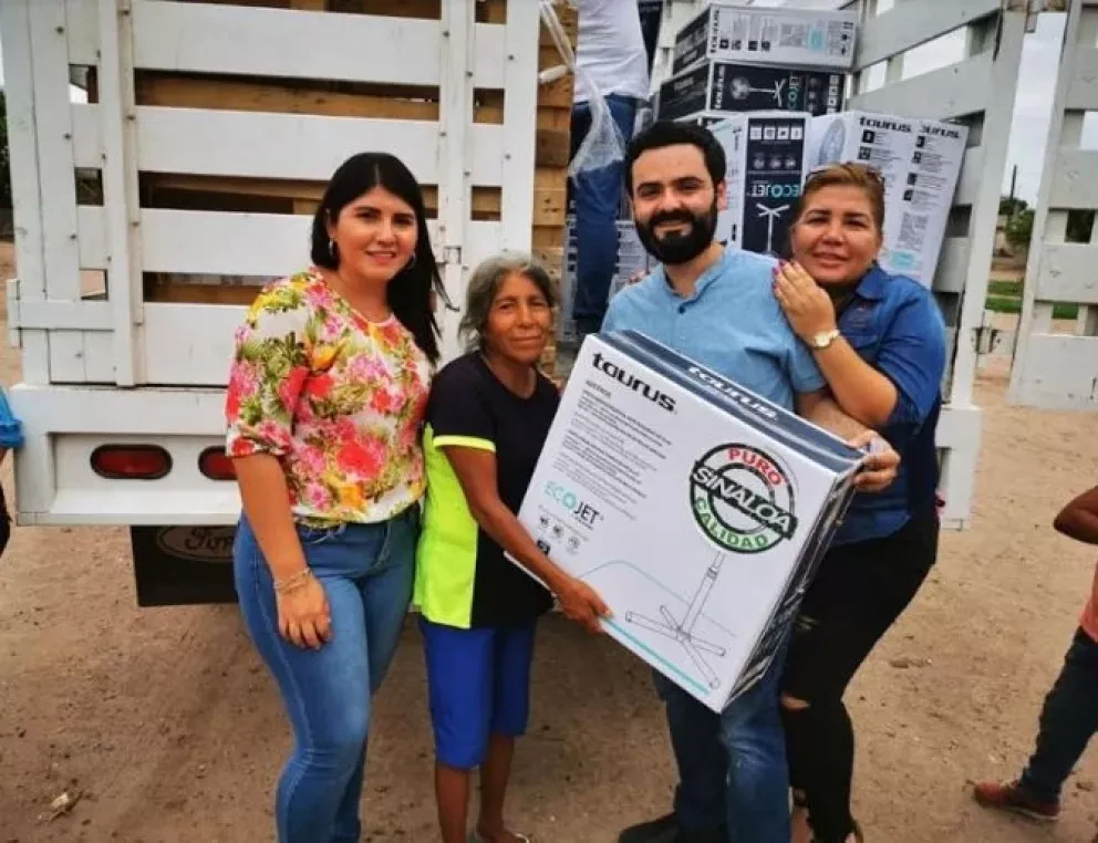 Realizan censo y entrega de apoyos sociales a familias vulnerables de Villa Juárez