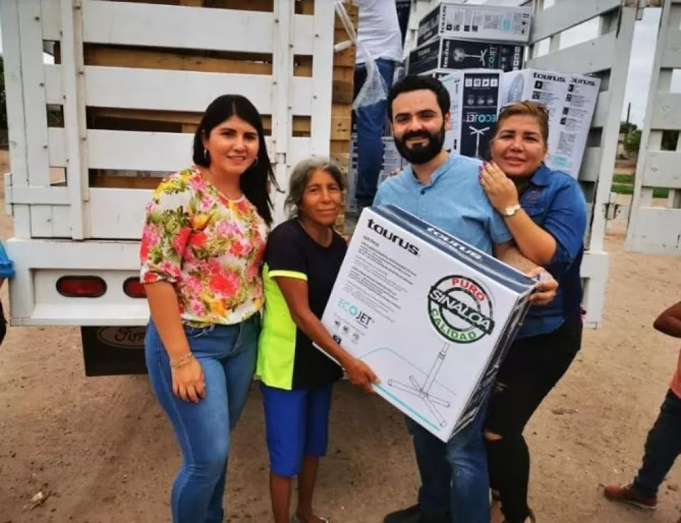 Realizan censo y entrega de apoyos sociales a familias vulnerables de Villa Juárez