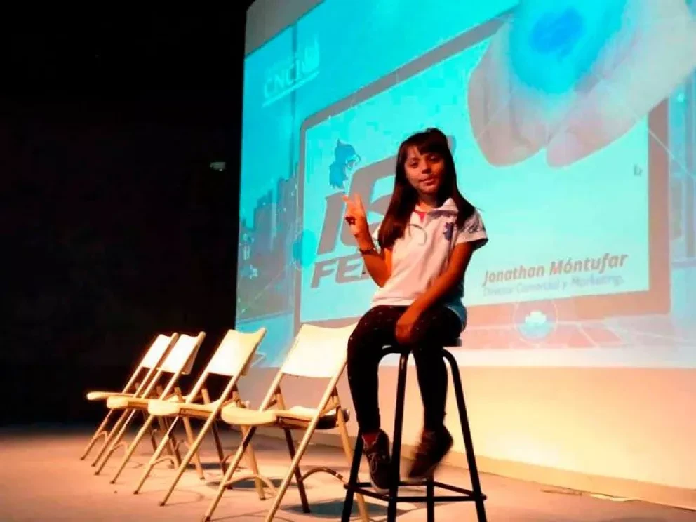 Niña genio mexicana de 8 años estudia dos licenciaturas