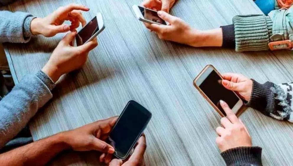 ¿Los mexicanos son adictos al celular?