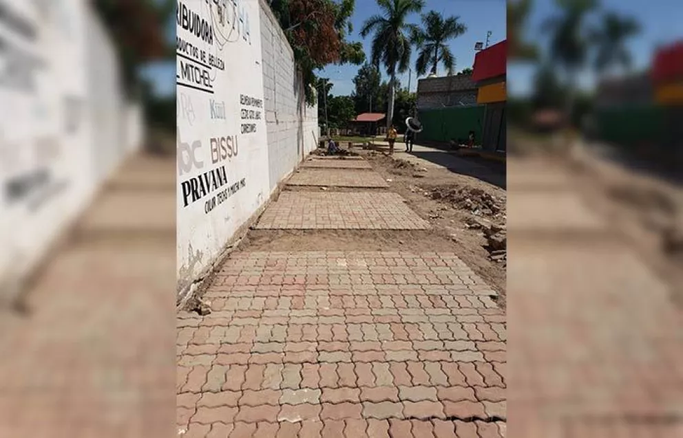 Rehabilitan con adoquín espacios públicos en Villa Juárez