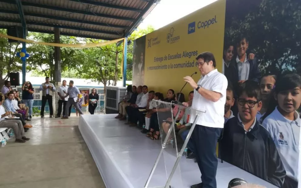 Rehabilitan escuela de Culiacán con programas sociales y fondos de empresas