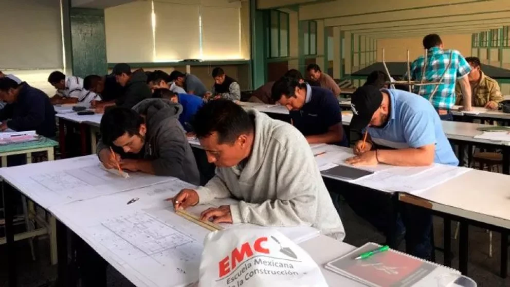 UNAM certifica a albañiles en interpretación de planos