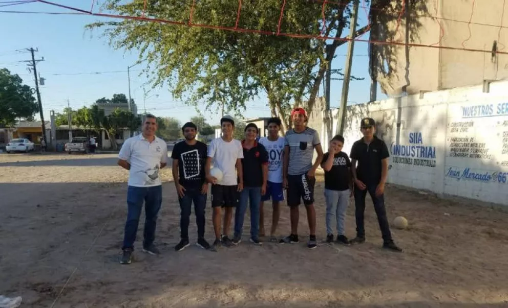 Alfredo Sánchez improvisa cancha en Villa Juárez y pone a jugar al barrio