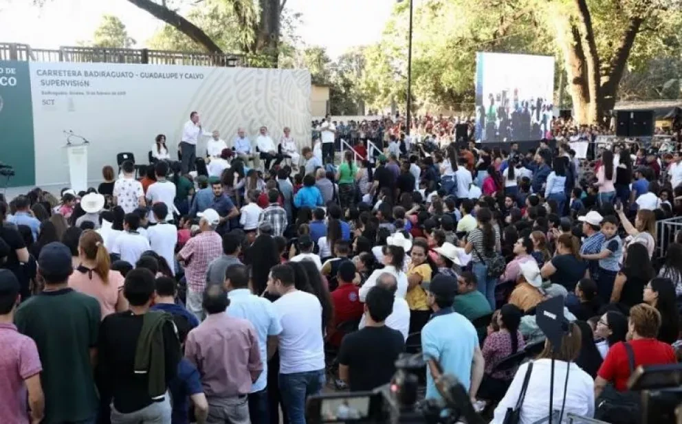 Ofrece AMLO en Badiraguato universidad, carreteras y bosques