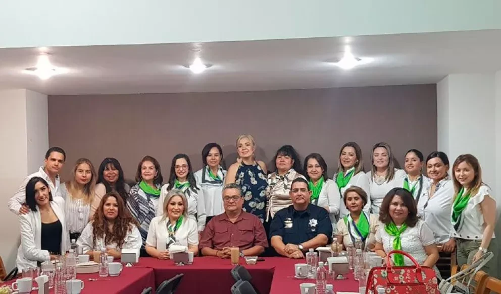 Mujeres empresarias en Academia de Policía