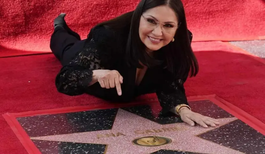 Ana Gabriel, la cantautora de Guamúchil recibe su estrella en Hollywood