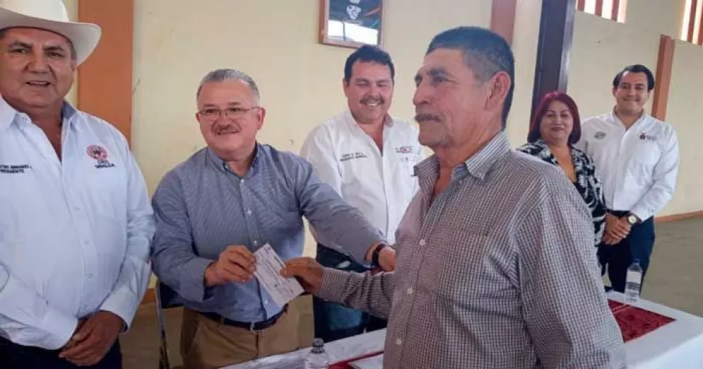 Entregan apoyos a más de 300 cacahuateros de Choix y El Fuerte