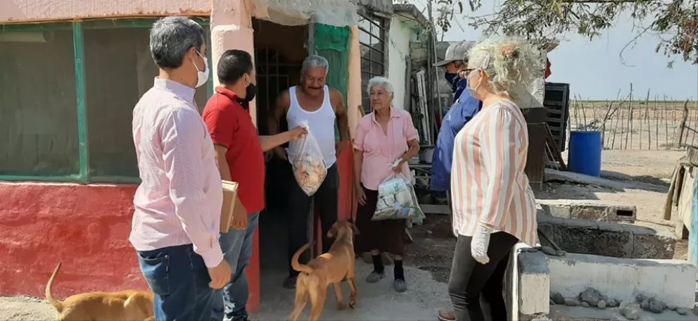 Llevan apoyo alimentario a familias de Las Puentes Villa Juárez