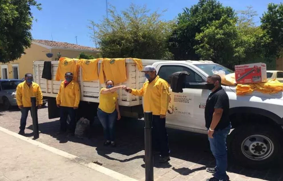 Entrega SEDESU vehículo para combatir incendios forestales en Cosalá