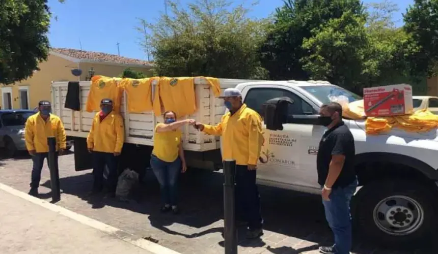 Entrega SEDESU vehículo para combatir incendios forestales en Cosalá