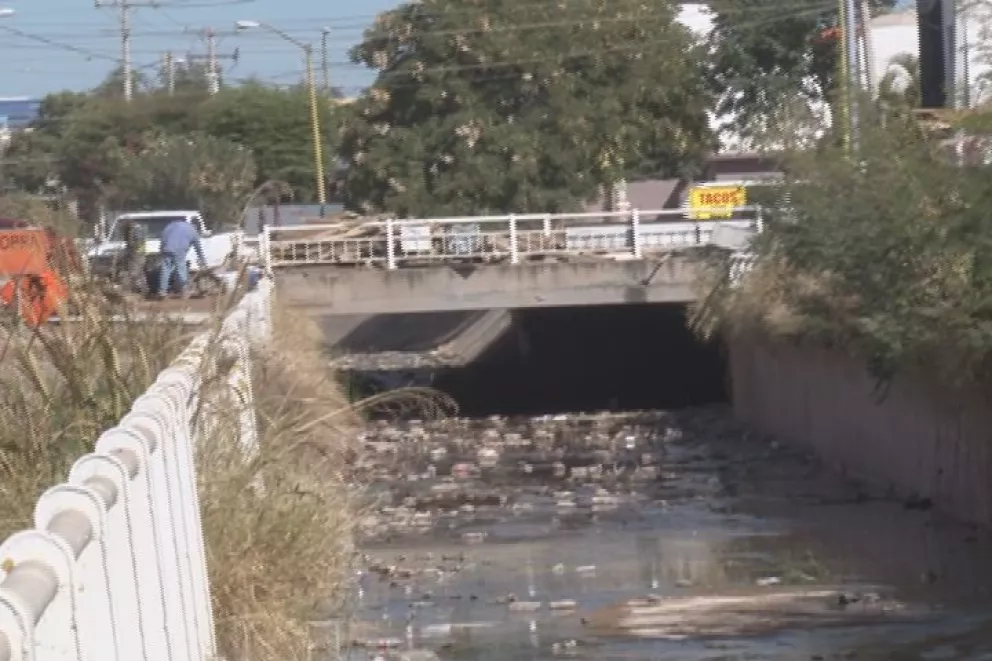 Si te sorprenden tirando basura al arroyo en Culiacán irás a barandilla