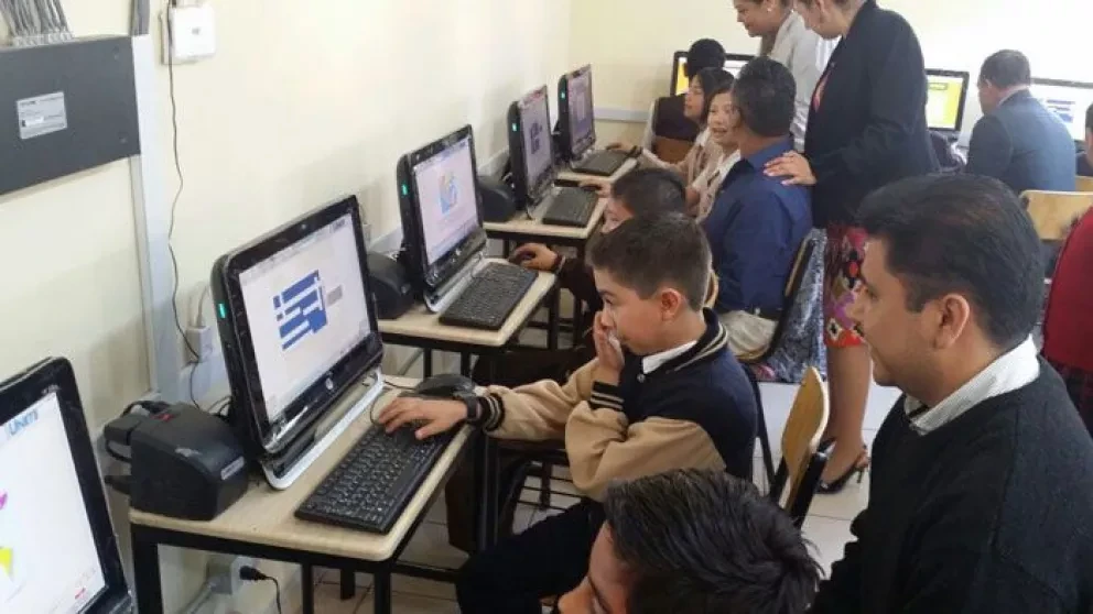 Participa por un aula de medios y mejora la educación de tus hijos