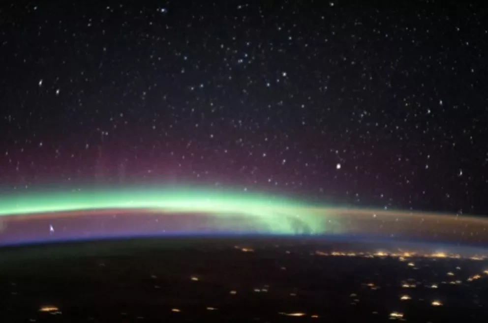 Así se ve la unión de una aurora con la luminiscencia nocturna