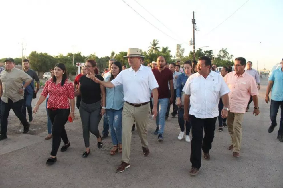 Quirino Ordaz y Eliazar Gutiérrez recorren Villa Juárez por sectores vulnerables