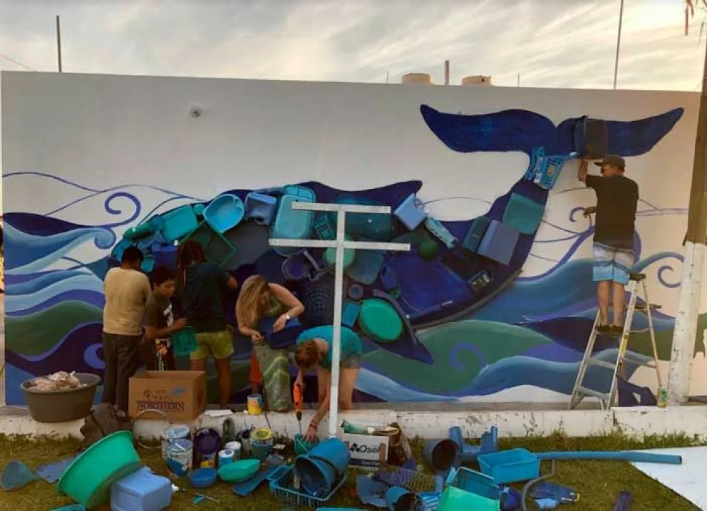 Hacen mural de ballena en Altata por el día de la Tierra