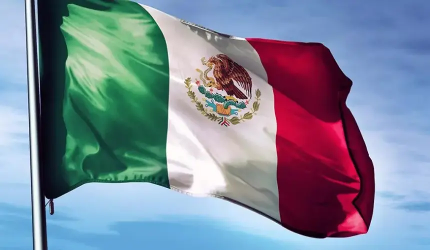 Las 7 transformaciones de la Bandera de México