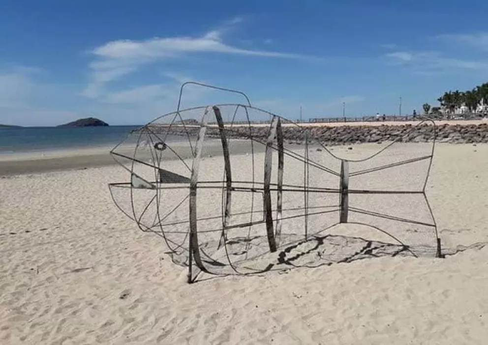 Tira el plástico en los “Peces gigantes” de las playas de México