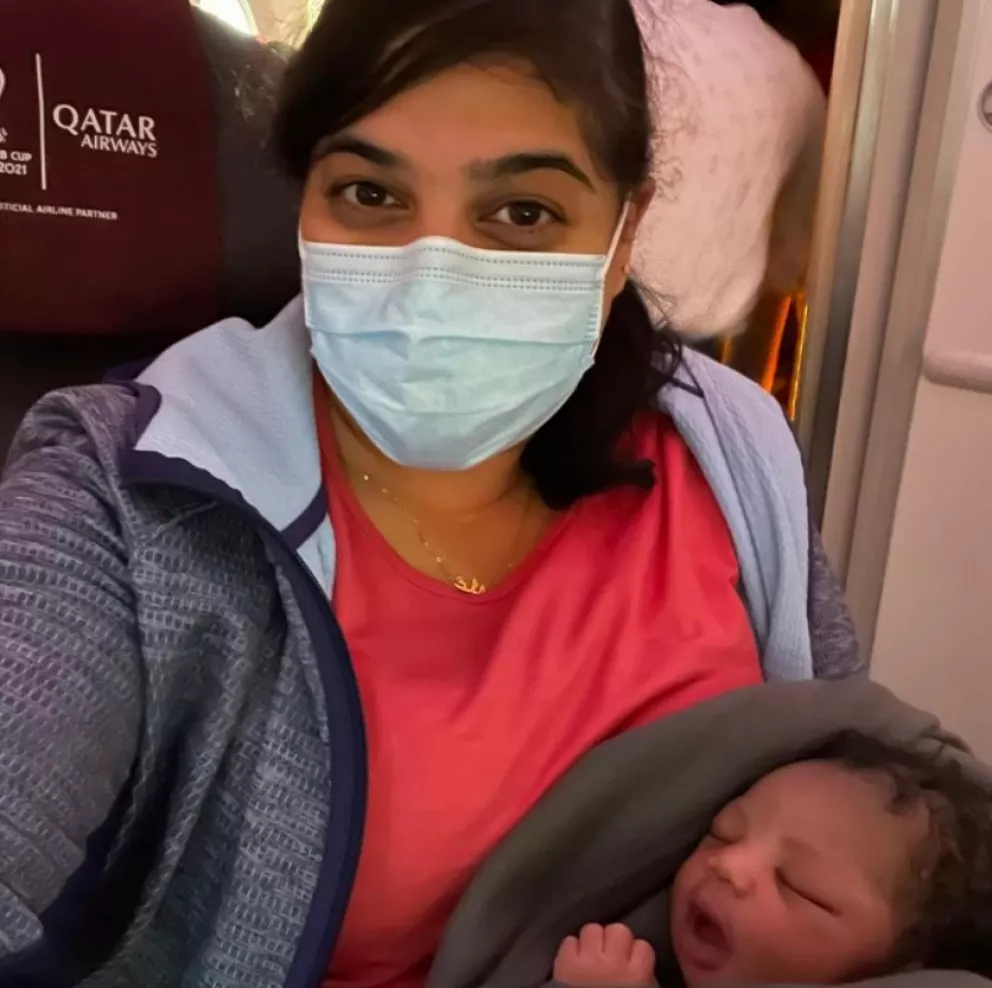 Un bebé nace en lo más alto... en un avión
