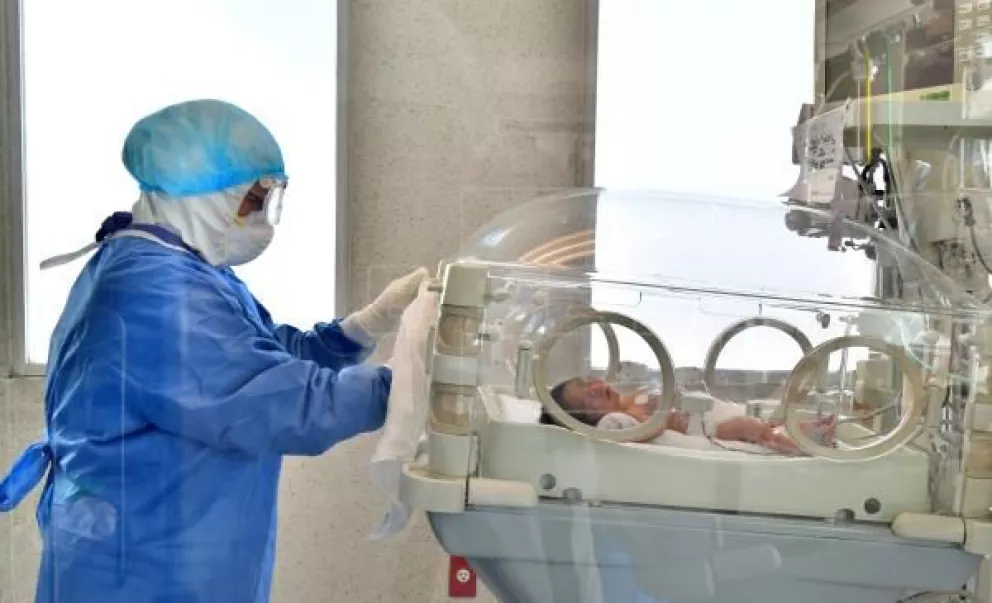 Bebé nacido de madre vacunada tiene anticuerpos de Covid
