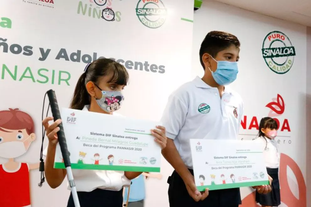 350 niños sinaloenses reciben beca para continuar sus estudios