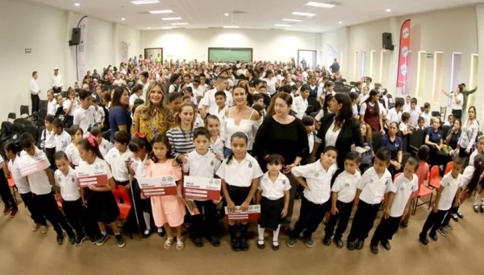 Entregan becas del programa PANNASIR a niños sinaloenses